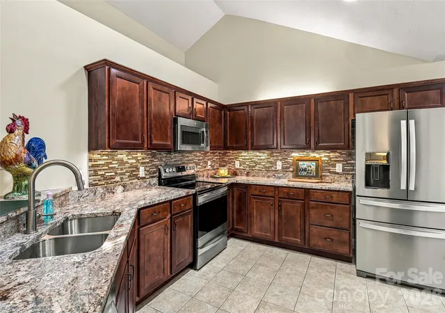 Photo 3 of Townhouse for sale at 31 Braeburn Way, Flat Rock, NC 28731 | MLS# 4424862 | Listing updated on 2026-10-04