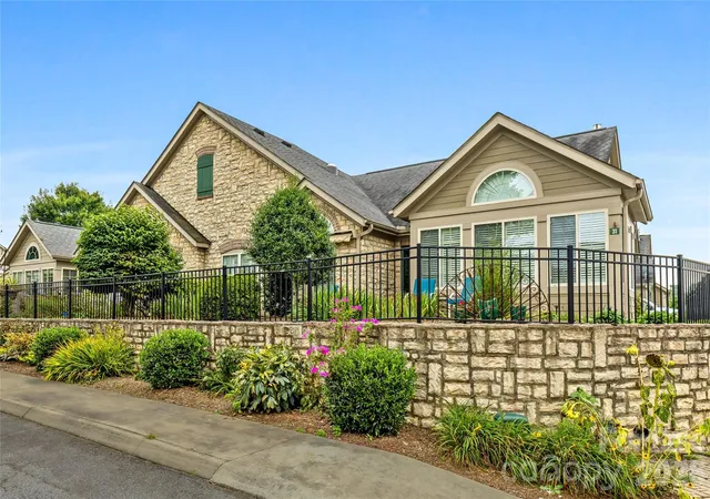 Photo 3 of Townhouse for sale at 31 Braeburn Way, Flat Rock, NC 28731 | MLS# 4424862 | Listing updated on 2026-10-04
