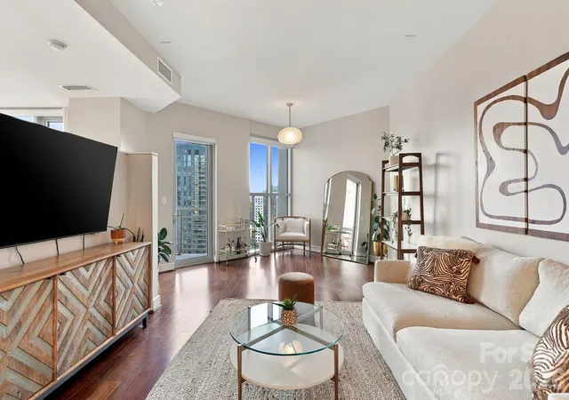 Photo 4 of Condo for sale at 333 W Trade St #1709, Charlotte, NC 28202 | MLS# 4424866 | Listing updated on 2026-09-18