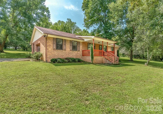 Photo 3 of Single family home for sale at 27 Windy Acres Dr, Fairview, NC 28730 | MLS# 4424868 | Listing updated on 2026-10-12