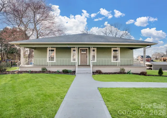 Photo 1 of Single family home for sale at 61 27th Street Nw, Hickory, NC 28601 | MLS# 4424885 | Listing updated on 2026-09-17