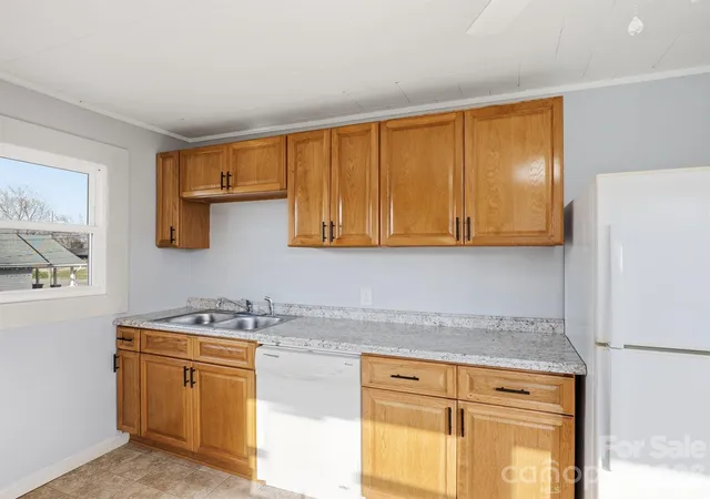 Photo 4 of Single family home for sale at 61 27th Street NW, Hickory, NC 28601 | MLS# 4424885 | Listing updated on 2026-09-17