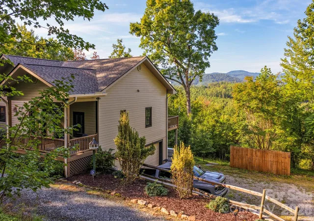Photo 3 of Single family home for sale at 190 Tanglewood Trl, Lake Lure, NC 28746 | MLS# 4424886 | Listing updated on 2026-09-16