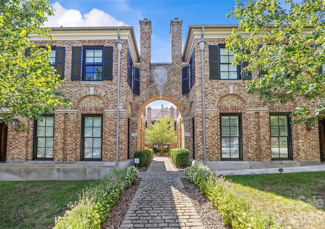Photo 1 of Townhouse for sale at 122 Cottage Pl, Charlotte, NC 28207 | MLS# 4424889 | Listing updated on 2026-09-25