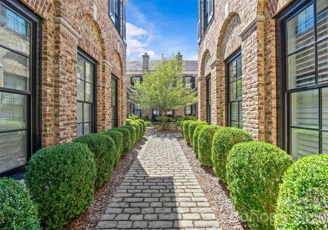 Photo 2 of Townhouse for sale at 122 Cottage Pl, Charlotte, NC 28207 | MLS# 4424889 | Listing updated on 2026-09-25