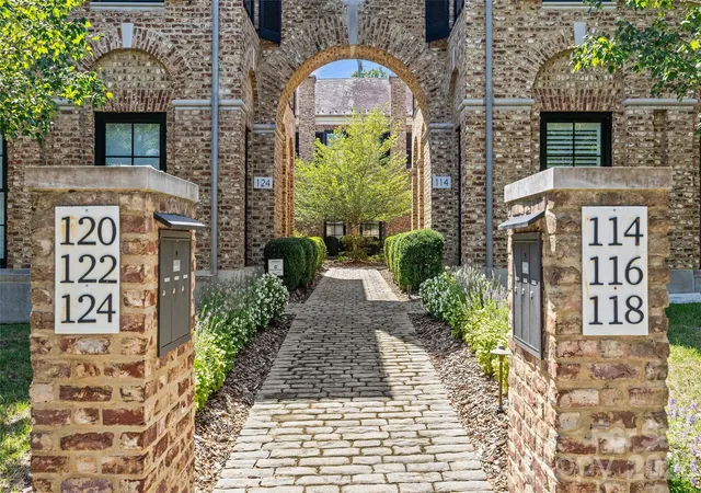 Photo 3 of Townhouse for sale at 122 Cottage Pl, Charlotte, NC 28207 | MLS# 4424889 | Listing updated on 2026-09-25