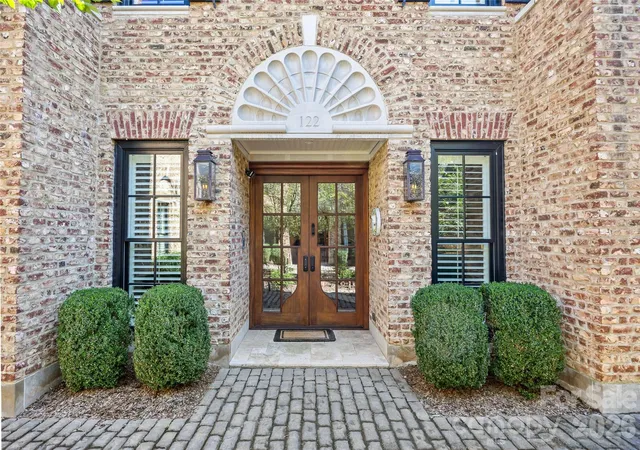 Photo 3 of Townhouse for sale at 122 Cottage Pl, Charlotte, NC 28207 | MLS# 4424889 | Listing updated on 2026-09-25
