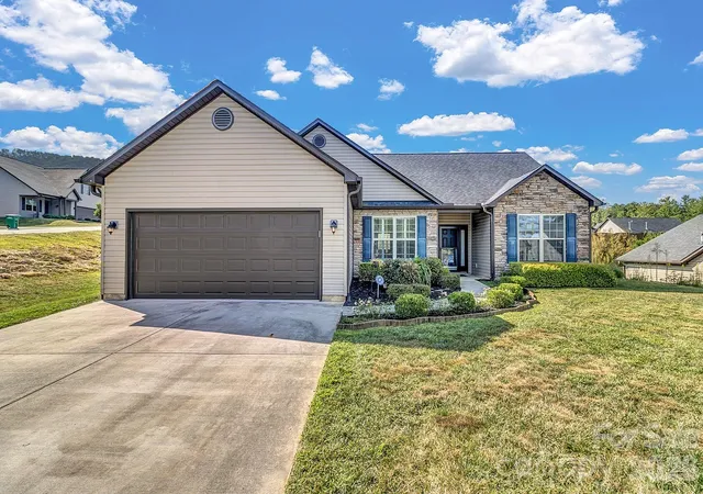 Photo 2 of Single family home for sale at 18 Checkerberry Ct, Weaverville, NC 28787 | MLS# 4424892 | Listing updated on 2026-10-04
