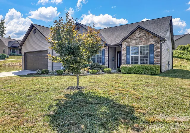 Photo 3 of Single family home for sale at 18 Checkerberry Ct, Weaverville, NC 28787 | MLS# 4424892 | Listing updated on 2026-10-04