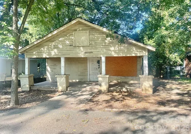 Photo 1 of Single family home for sale at 709 Douglas St, Shelby, NC 28150 | MLS# 4424905 | Listing updated on 2026-09-16
