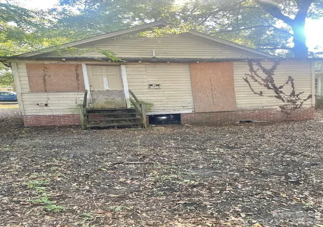 Photo 3 of Single family home for sale at 709 Douglas St, Shelby, NC 28150 | MLS# 4424905 | Listing updated on 2026-09-16
