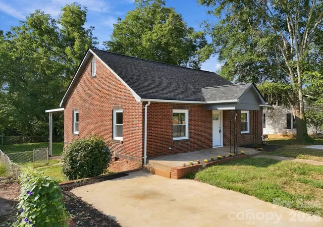 Photo 1 of Single family home for sale at 314 Rockyford St, Morganton, NC 28655 | MLS# 4424931 | Listing updated on 2026-09-19