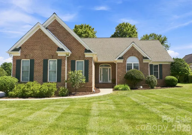 Photo 1 of Sale Pending at 137 Fox Den Cir, Statesville, NC 28677 | MLS# 4424936 | Listing updated on 2026-09-26