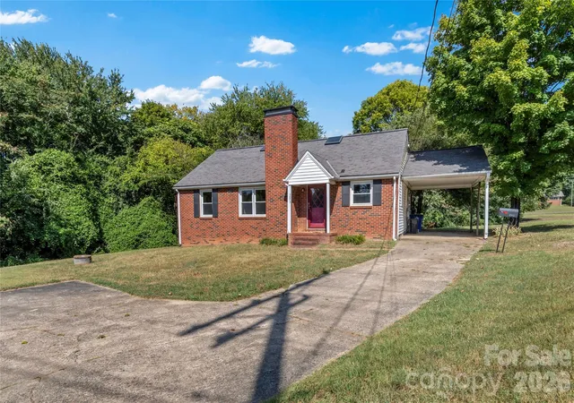 Photo 3 of Single family home for sale at 5035 Shattalon Dr, Winston Salem, NC 27106 | MLS# 4424941 | Listing updated on 2026-09-30