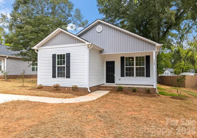 Photo 1 of Single family home for sale at 725 Rockdale St, Rock Hill, SC 29730 | MLS# 4424948 | Listing updated on 2026-09-17