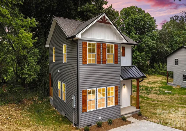 Photo 2 of Single family home for sale at 112 E Hilltop Dr, Gastonia, NC 28054 | MLS# 4424950 | Listing updated on 2026-09-25