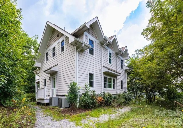 Photo 3 of Single family home for sale at 11 Lila Ln, Clyde, NC 28721 | MLS# 4424951 | Listing updated on 2026-09-22