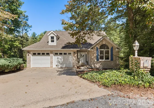 Photo 2 of Single family home for sale at 113 Laura Tr, Hendersonville, NC 28792 | MLS# 4424959 | Listing updated on 2026-10-07