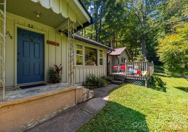 Photo 3 of Single family home for sale at 258 Old Homestead Rd, Hendersonville, NC 28739 | MLS# 4424961 | Listing updated on 2026-09-17