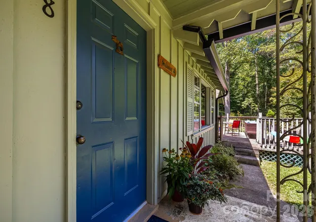 Photo 3 of Single family home for sale at 258 Old Homestead Rd, Hendersonville, NC 28739 | MLS# 4424961 | Listing updated on 2026-09-17