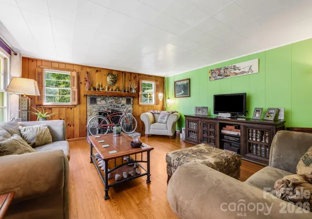 Photo 4 of Single family home for sale at 258 Old Homestead Rd, Hendersonville, NC 28739 | MLS# 4424961 | Listing updated on 2026-09-17