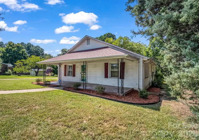 Photo 2 of Single family home for sale at 1315 Lithia Springs Rd, Shelby, NC 28150 | MLS# 4424962 | Listing updated on 2026-09-26