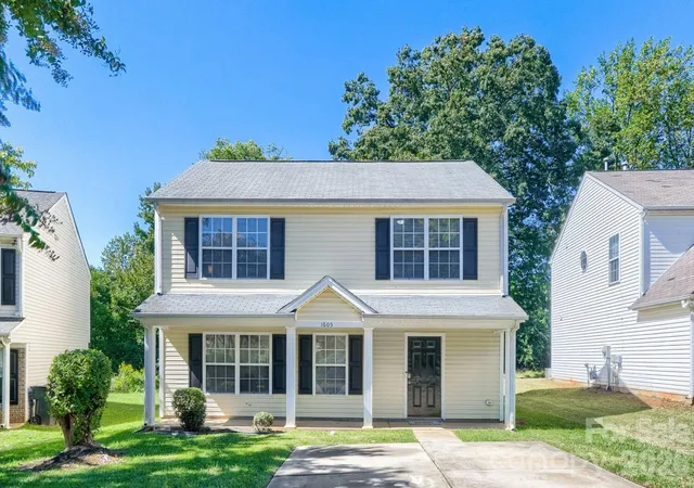 Photo 1 of Single family home for sale at 1605 Crandon Dr, Charlotte, NC 28216 | MLS# 4425019 | Listing updated on 2026-10-01