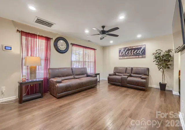 Photo 4 of Single family home for sale at 1605 Crandon Dr, Charlotte, NC 28216 | MLS# 4425019 | Listing updated on 2026-10-01