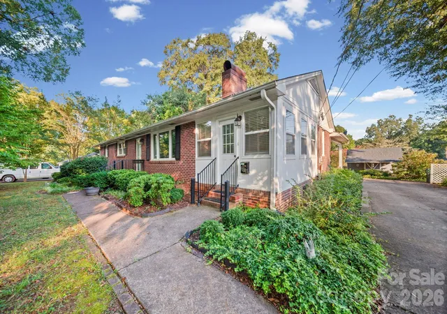 Photo 3 of Single family home for sale at 2019 Carol Dr, Gastonia, NC 28054 | MLS# 4425027 | Listing updated on 2026-10-28