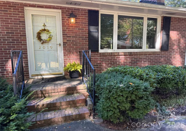Photo 2 of Single family home for sale at 2019 Carol Dr, Gastonia, NC 28054 | MLS# 4425027 | Listing updated on 2026-10-28