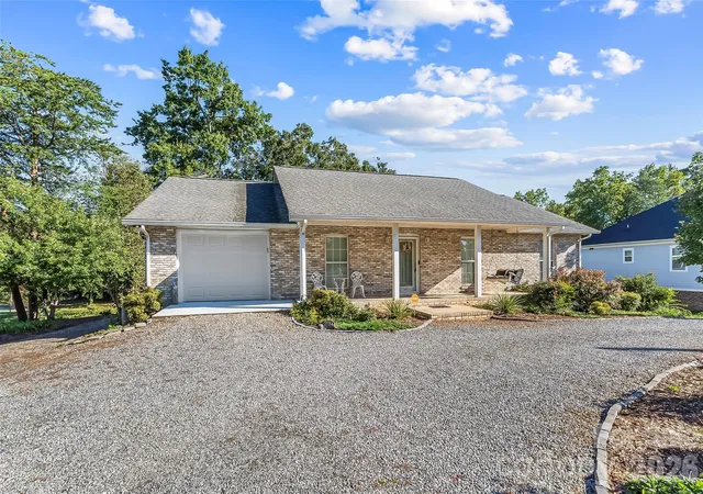 Photo 3 of Single family home for sale at 477 14th Avenue Dr Ne, Hickory, NC 28601 | MLS# 4425041 | Listing updated on 2026-10-07
