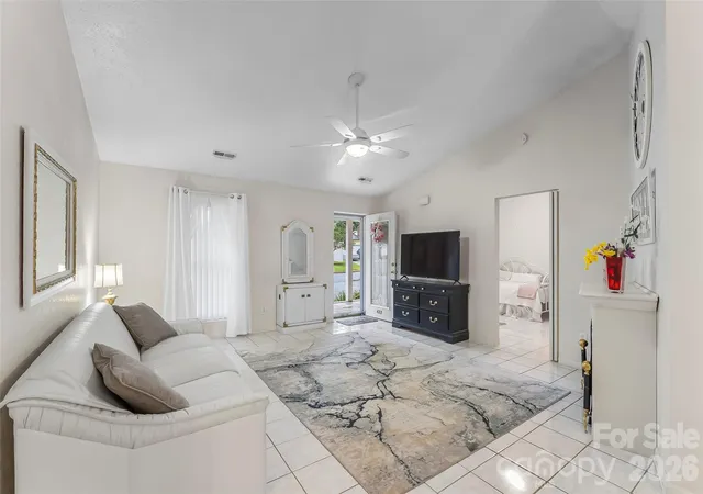 Photo 4 of Single family home for sale at 477 14th Avenue Dr NE, Hickory, NC 28601 | MLS# 4425041 | Listing updated on 2026-10-07