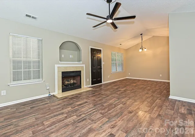 Photo 4 of Single family home for sale at 4621 Victory Ln, Charlotte, NC 28269 | MLS# 4425052 | Listing updated on 2026-10-10