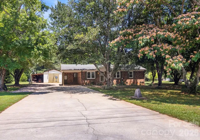 Photo 2 of Single family home for sale at 5654 Chadwick Ct, Rock Hill, SC 29732 | MLS# 4425098 | Listing updated on 2026-09-22
