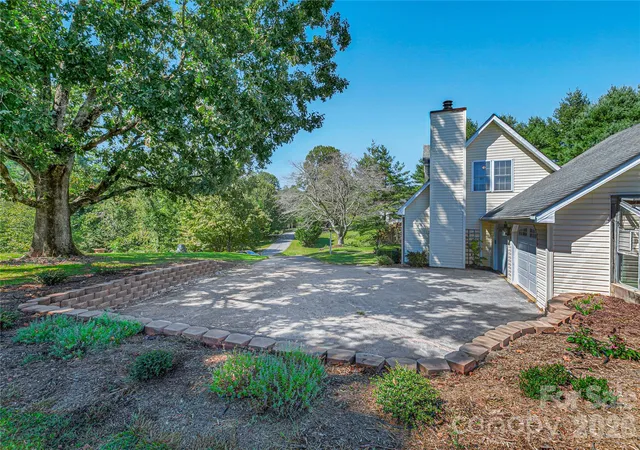 Photo 3 of Single family home for sale at 618 Windover Dr, Brevard, NC 28712 | MLS# 4425104 | Listing updated on 2026-10-07