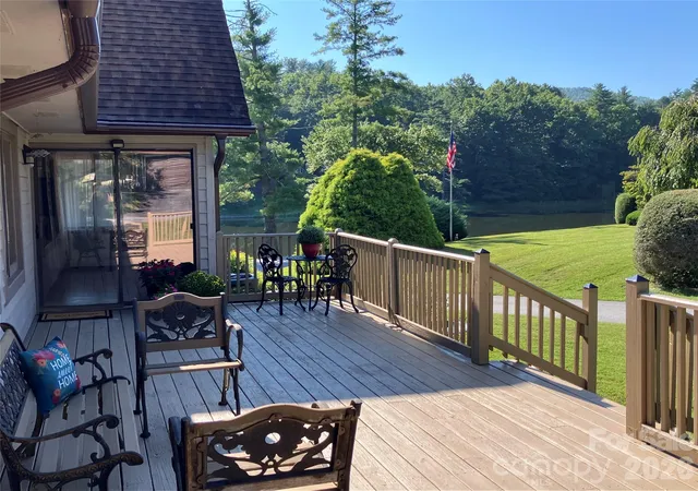 Photo 1 of Sale Pending at 12 Willow Park Ln, Hendersonville, NC 28739 | MLS# 4425117 | Listing updated on 2026-10-01