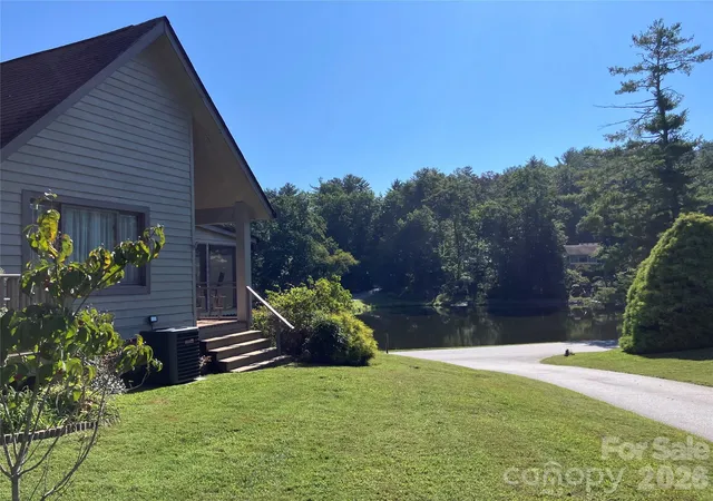 Photo 4 of Sale Pending at 12 Willow Park Ln, Hendersonville, NC 28739 | MLS# 4425117 | Listing updated on 2026-10-01
