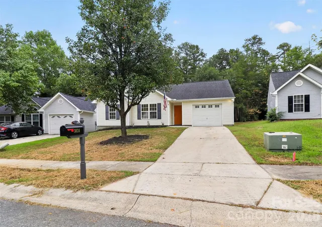 Photo 4 of Single family home for sale at 3024 Westwinds Ct, Charlotte, NC 28214 | MLS# 4425164 | Listing updated on 2026-09-28