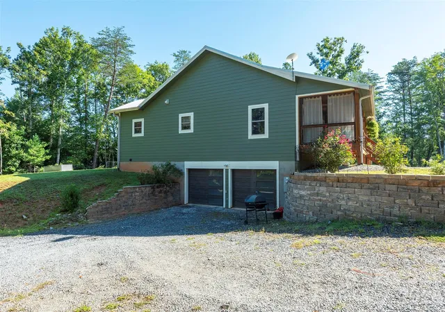 Photo 3 of Single family home for sale at 335 James View Rd, Marion, NC 28752 | MLS# 4425169 | Listing updated on 2026-09-30