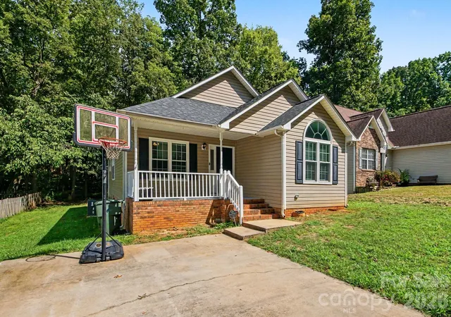 Photo 2 of Single family home for sale at 1560 Cambridge Hts Pl Nw, Concord, NC 28027 | MLS# 4425183 | Listing updated on 2026-10-02