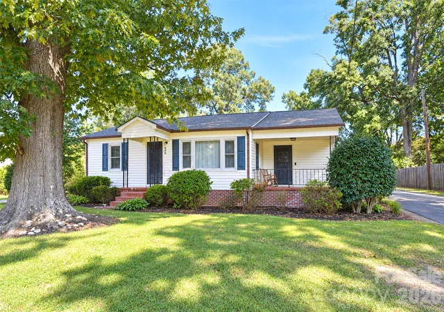 Photo 2 of Single family home for sale at 806 Applewood St, Kannapolis, NC 28081 | MLS# 4425191 | Listing updated on 2026-09-20