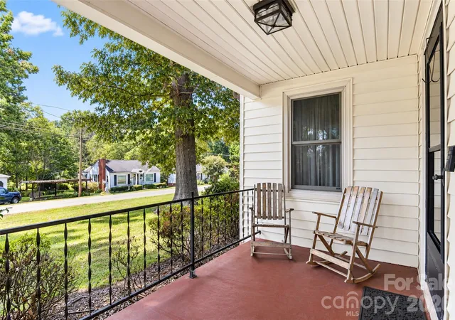 Photo 3 of Single family home for sale at 806 Applewood St, Kannapolis, NC 28081 | MLS# 4425191 | Listing updated on 2026-09-20
