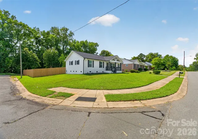 Photo 2 of Single family home for sale at 3001 Dalecrest Dr, Charlotte, NC 28269 | MLS# 4425220 | Listing updated on 2026-09-17