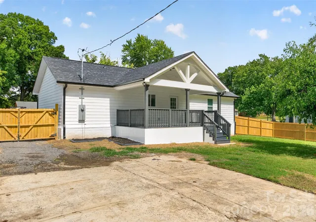 Photo 4 of Single family home for sale at 3001 Dalecrest Dr, Charlotte, NC 28269 | MLS# 4425220 | Listing updated on 2026-09-17
