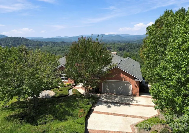 Photo 3 of Single family home for sale at 244 Mountain Valley Dr, Hendersonville, NC 28739 | MLS# 4425255 | Listing updated on 2026-09-28