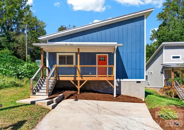 Photo 1 of Single family home for sale at 211 Hanover St, Asheville, NC 28806 | MLS# 4425282 | Listing updated on 2026-09-19