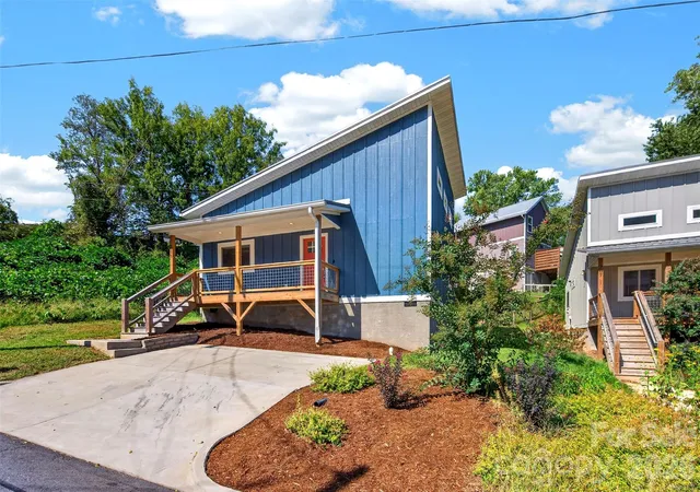 Photo 2 of Single family home for sale at 211 Hanover St, Asheville, NC 28806 | MLS# 4425282 | Listing updated on 2026-09-19