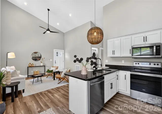 Photo 4 of Single family home for sale at 211 Hanover St, Asheville, NC 28806 | MLS# 4425282 | Listing updated on 2026-09-19
