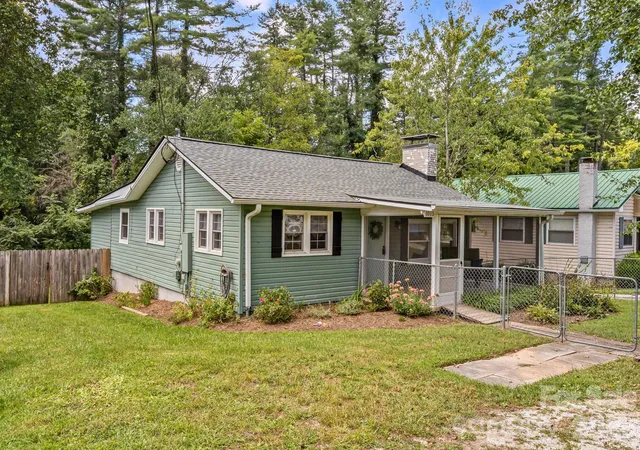 Photo 1 of Single family home for sale at 1015 Mountain View St, Hendersonville, NC 28739 | MLS# 4425297 | Listing updated on 2026-09-19