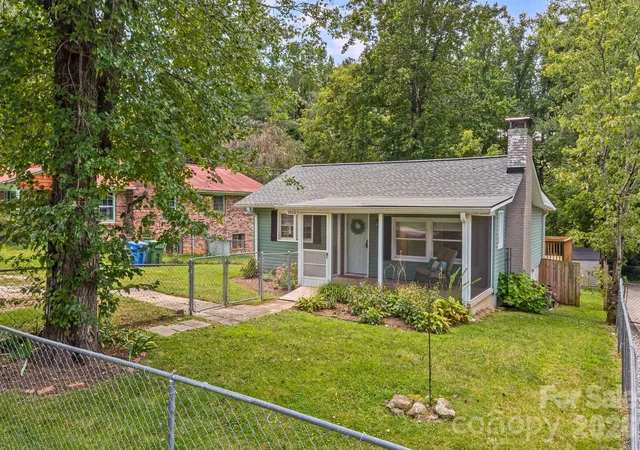 Photo 2 of Single family home for sale at 1015 Mountain View St, Hendersonville, NC 28739 | MLS# 4425297 | Listing updated on 2026-09-19